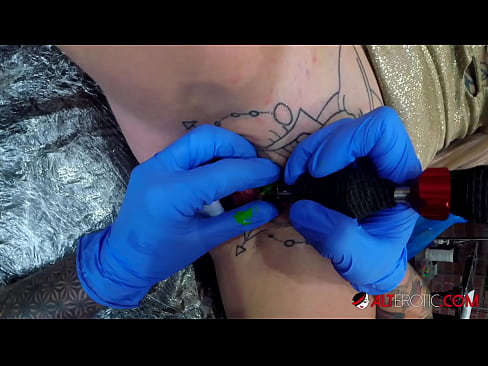 ❤️ Ekstrèmman tatoue hottie Sully Savage te fè yon tatoo sou klitoris li Pornografi difisil nan nou % ht.xxxnd-com.ru%